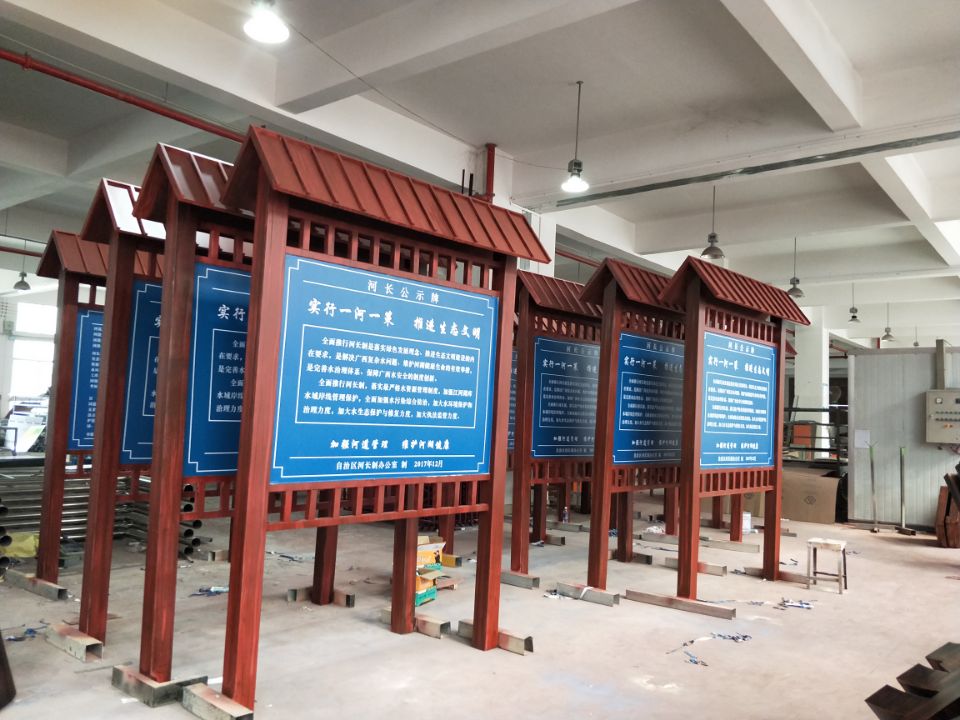不銹鋼宣傳欄圖案美觀，色彩飽滿——【巨匠標(biāo)識(shí)，標(biāo)識(shí)制作廠家】
